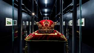 Fürstenkrone Liechtensteins in der Schatzkammer Vaduz Originalkrone des Fürstentums Liechtenstein auf rotem Samtkissen in der Schatzkammer-Ausstellung in Vaduz, eindrucksvoll inszeniert